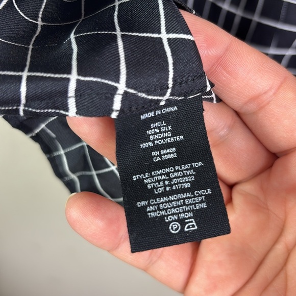 Theory Kimono Pleat Grid Print 100% Silk Twill Top Blouse Black White Sz Small - Picture 6 of 13